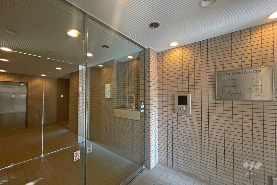 エントランスはオートロック付きです。