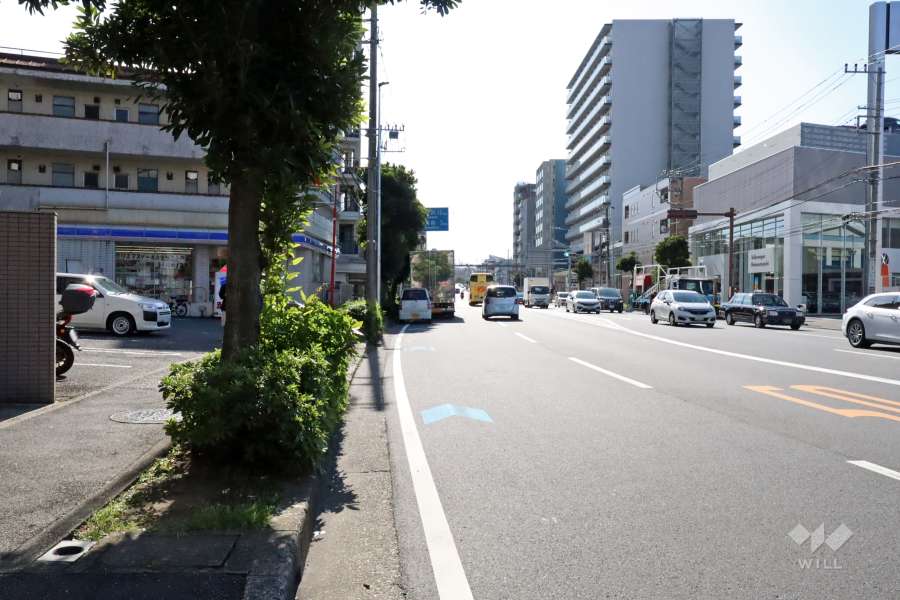 敷地北西側の前面道路（県道2号綱島街道）