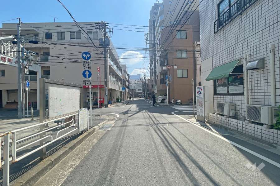 敷地西側の前面道路（北側から）