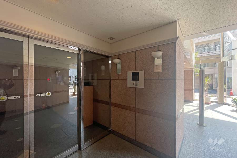 エントランスはオートロック付きです。