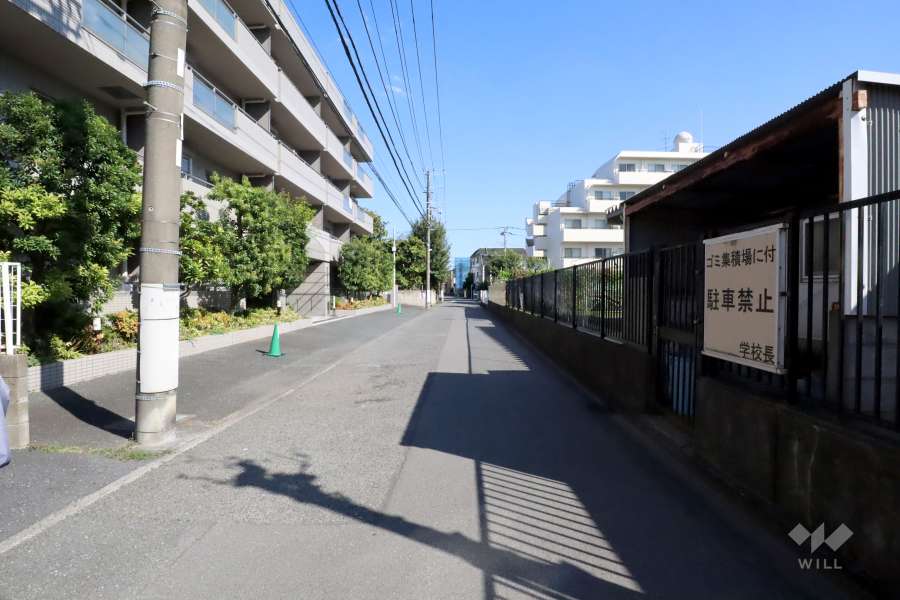 敷地南側の前面道路