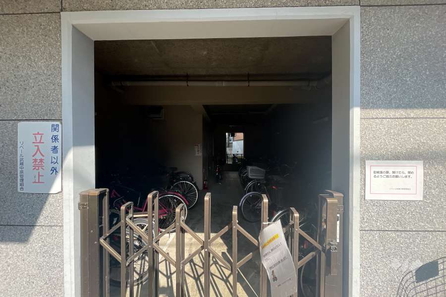 屋内に設けられた駐輪場