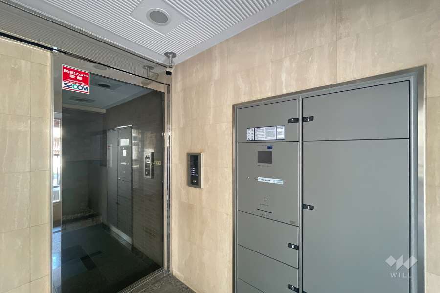 エントランスはオートロック付きです。　