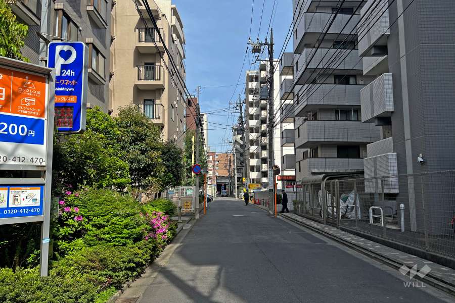 敷地西側の前面道路（南側から）
