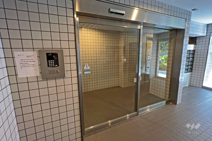エントランスはオートロック付きです。
