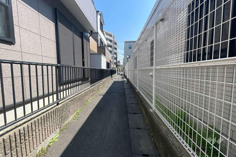 敷地北側の前面道路　