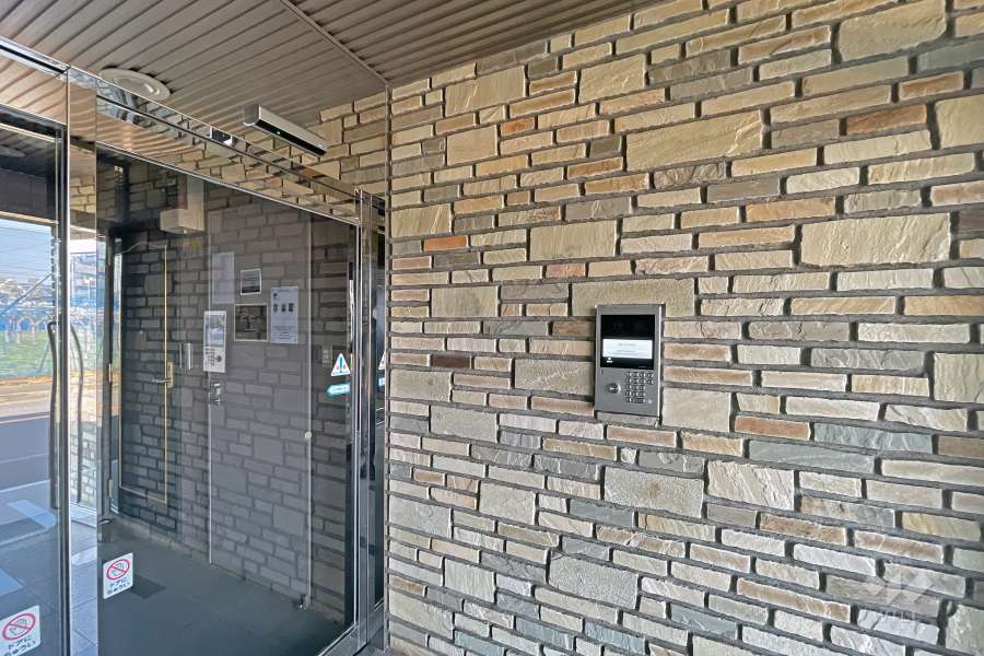エントランスはオートロック付きです。