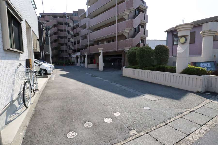 敷地入り口　