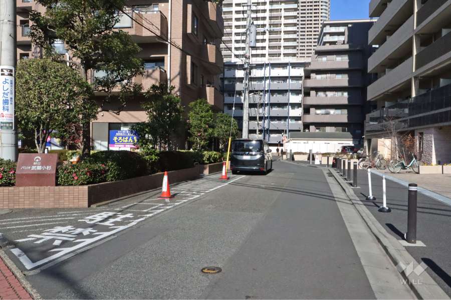 敷地東側の前面道路