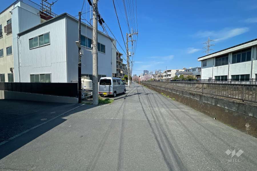 敷地東側の前面道路