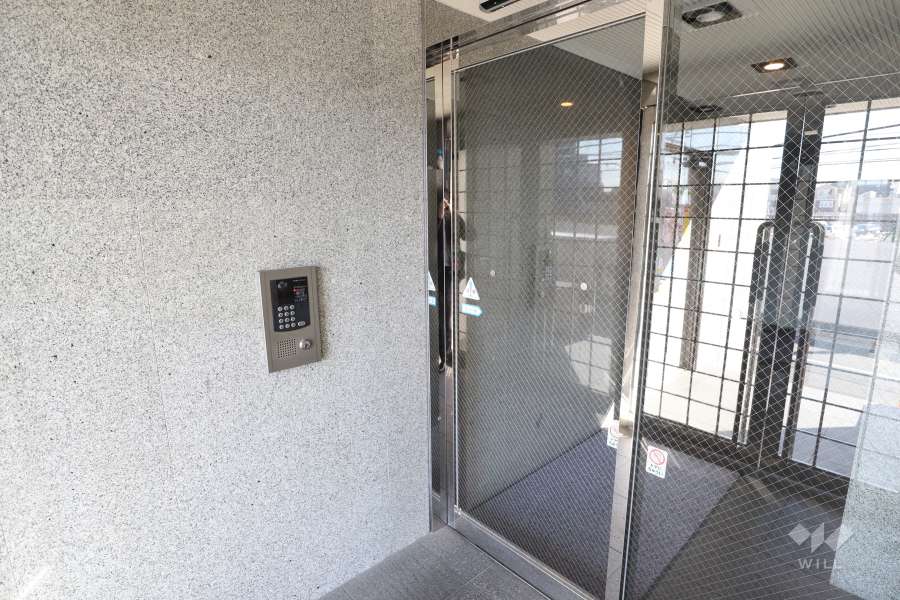 エントランスはオートロック付きです。