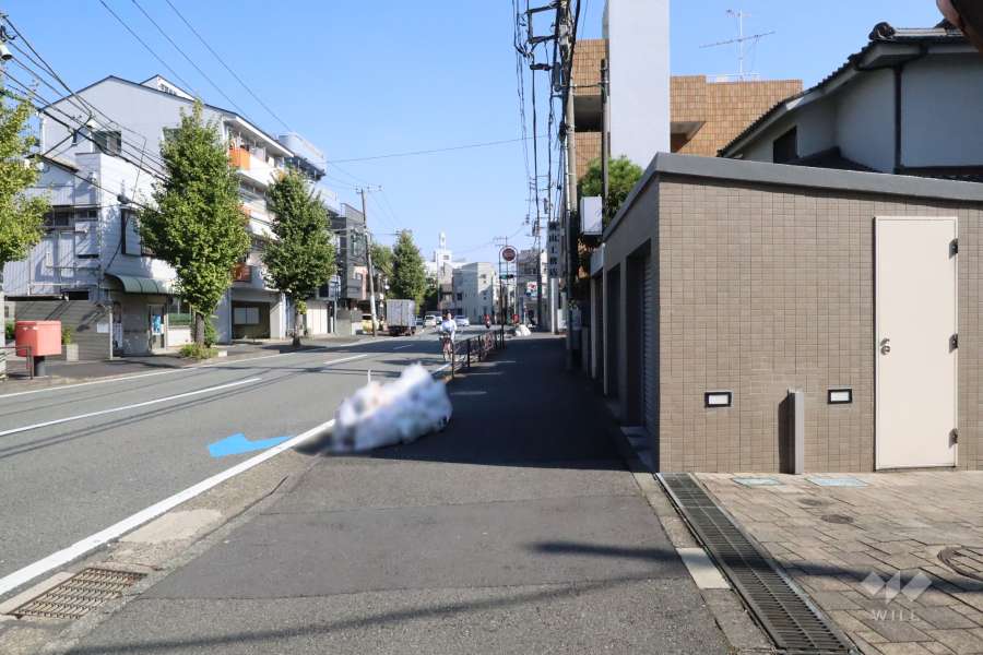 敷地北側の前面道路（西側から）