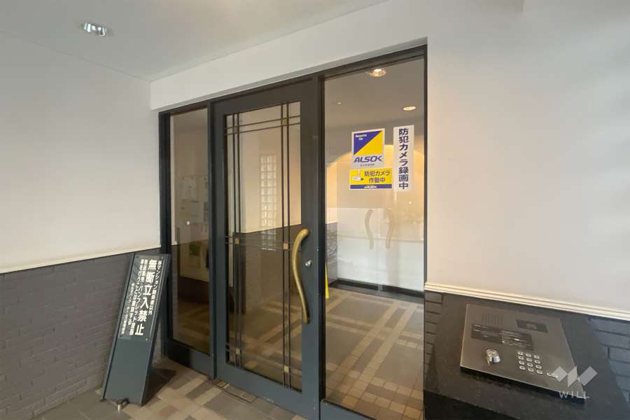 エントランスはオートロック付きです。