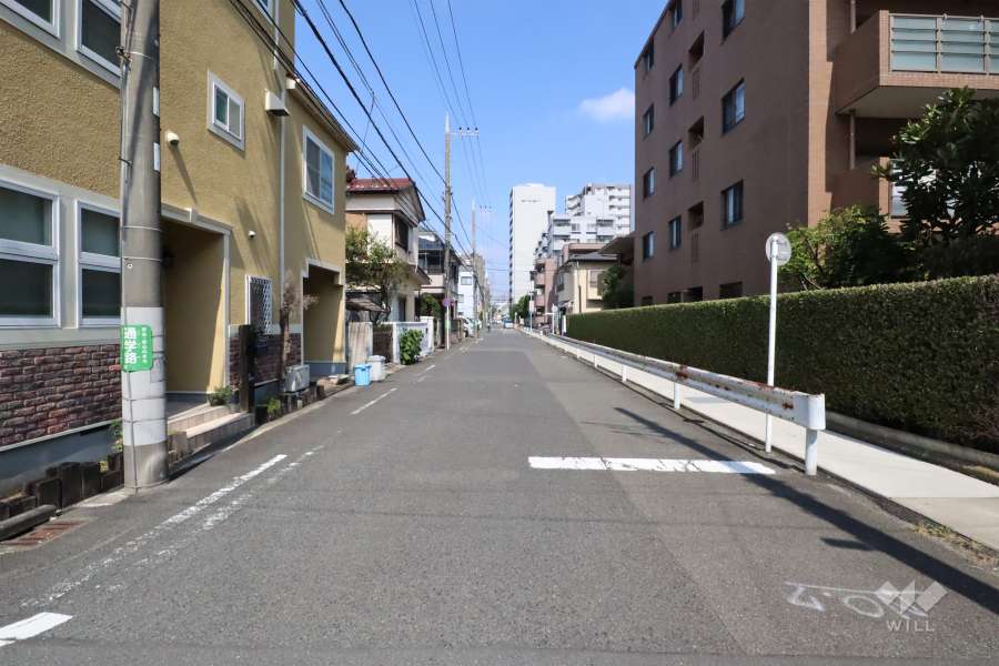 敷地西側の前面道路(南側から)