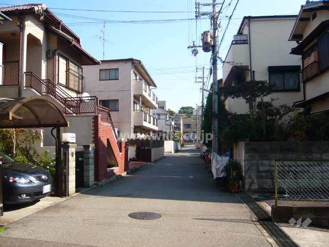 周辺は区画の整った静かな住宅地です