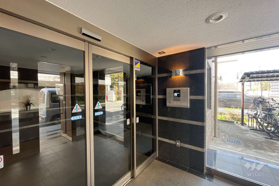 エントランスはオートロック付きです。