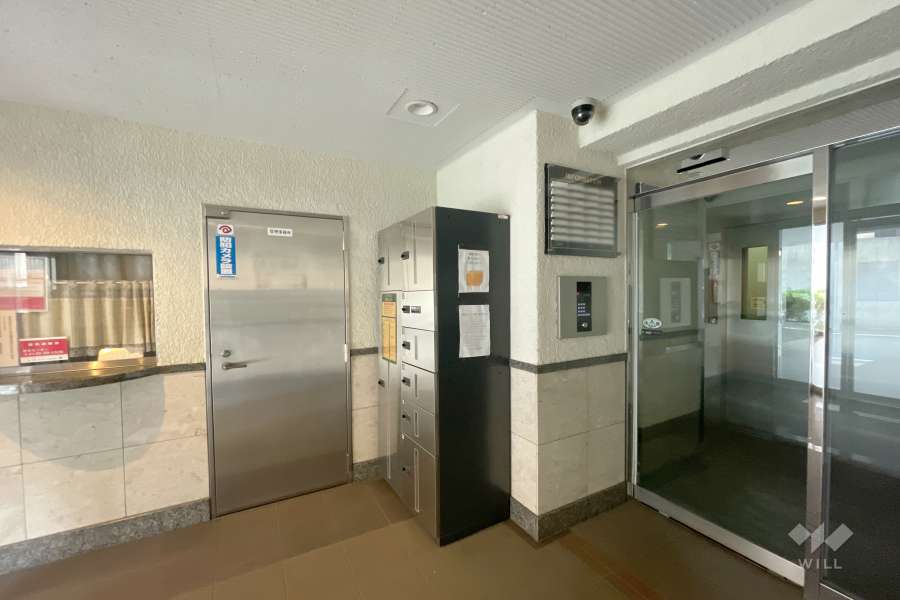 エントランスはオートロック付きです。