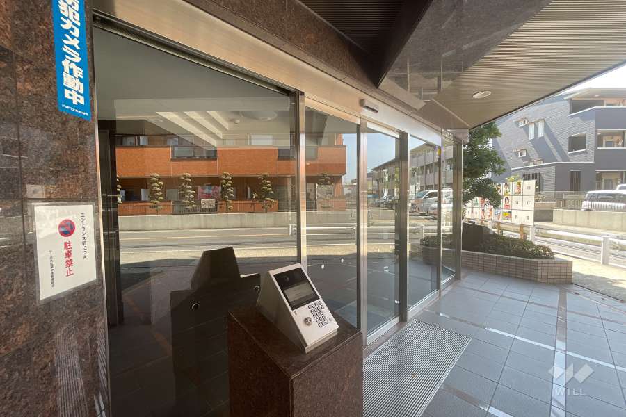 エントランスはオートロック付きです。