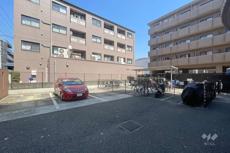 敷地内駐車場（屋外平面式）と駐輪場