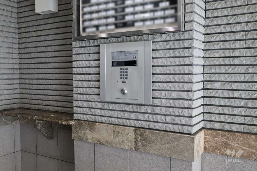 エントランスはオートロック付きです。　