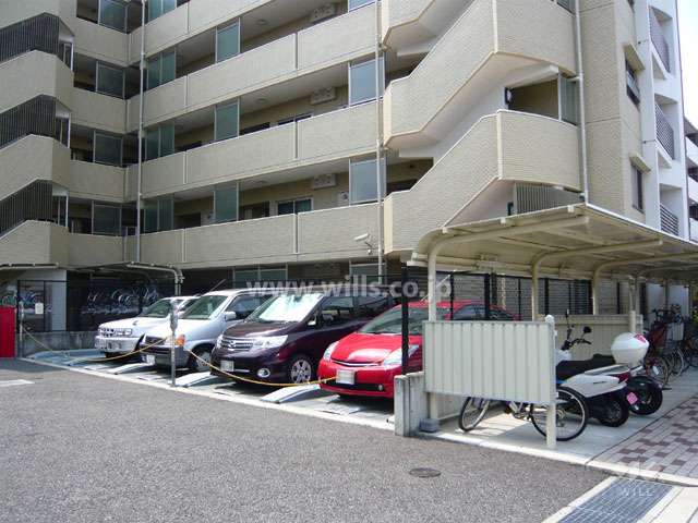 敷地内駐車場とバイク置場
