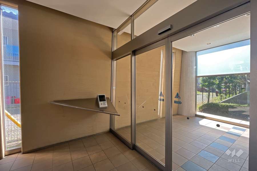 エントランスはオートロック付きです。