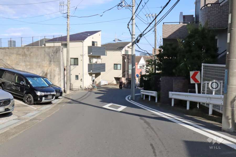 敷地南側の前面道路(西側から）