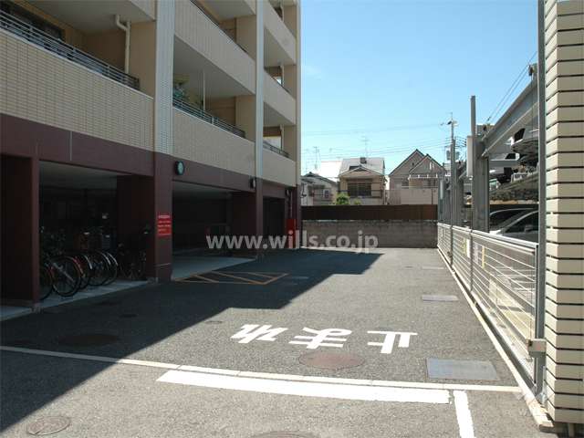 敷地内駐車場と駐輪場