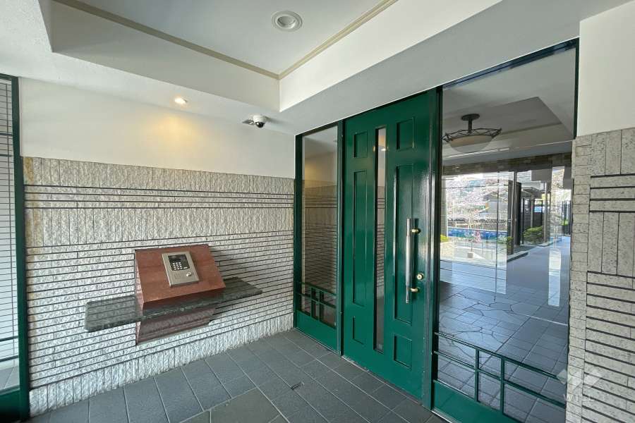 エントランスはオートロック付きです。