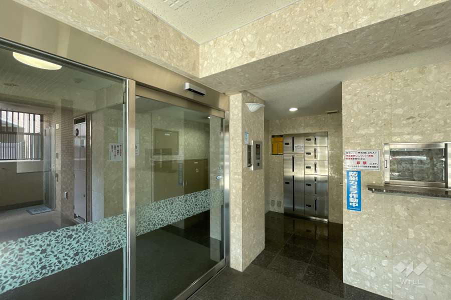 エントランスはオートロック付きです。