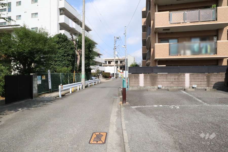 敷地西側の前面道路