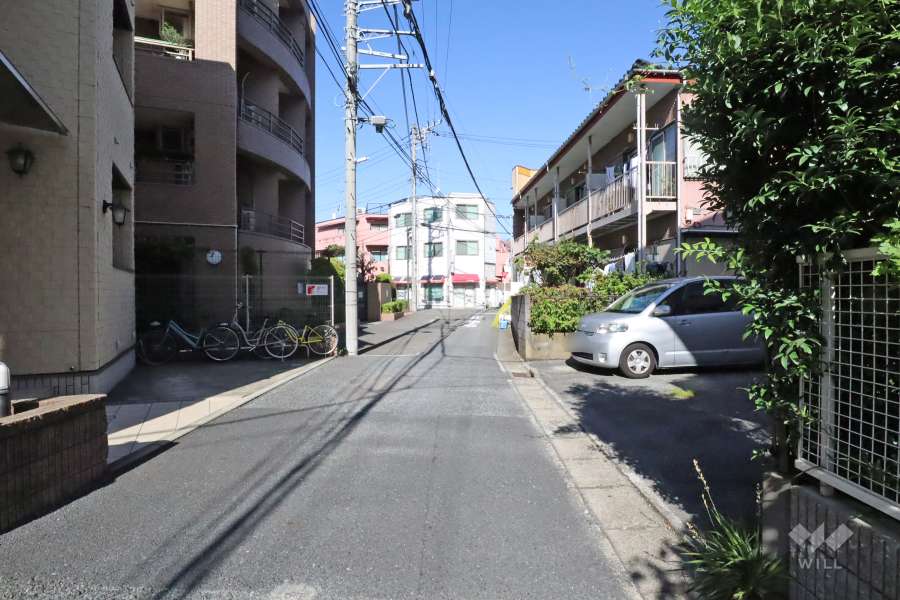 敷地北東側の前面道路（南東側から）
