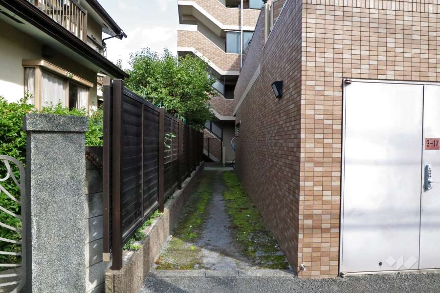 敷地北側の通路（西側から）