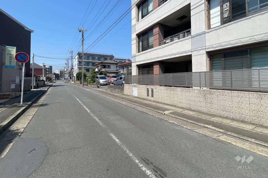 敷地南側の前面道路（東側から）