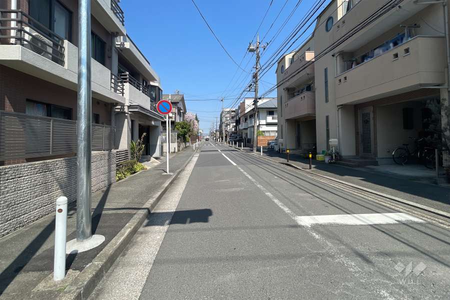 敷地東側の前面道路（南側から）