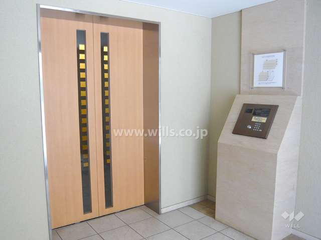 エントランスホール。オートロックが付いています