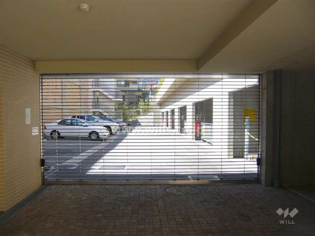 駐車場はリングシャッター付きです