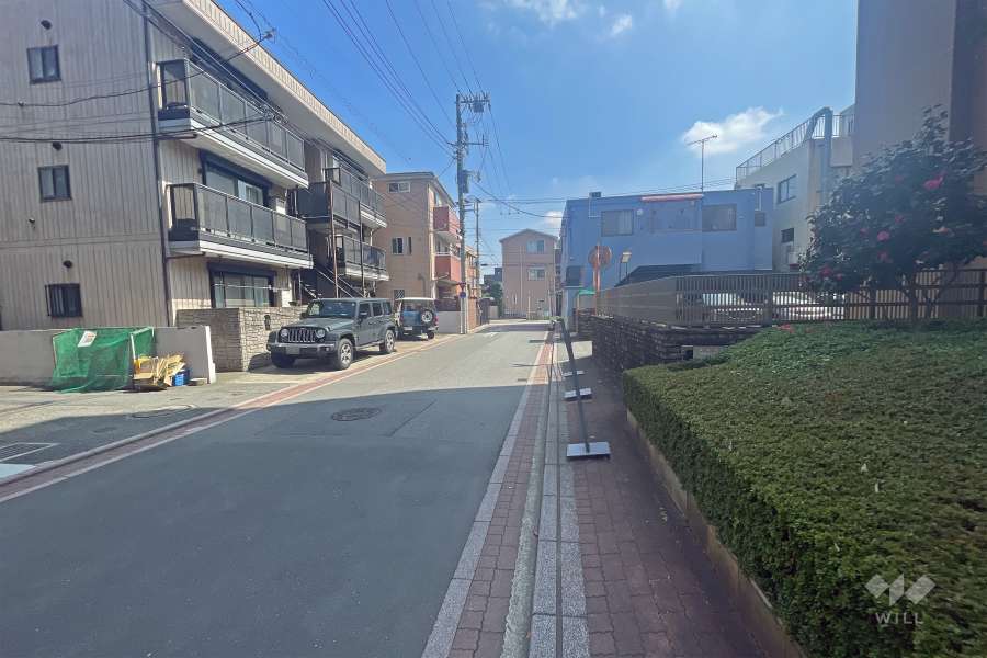 敷地北側の前面道路（東側から）