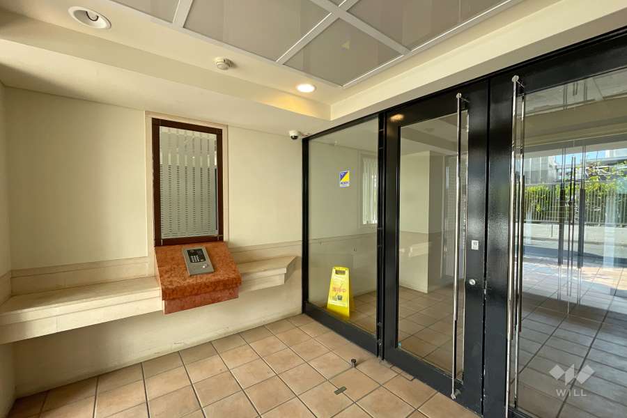 エントランスはオートロック付きです。