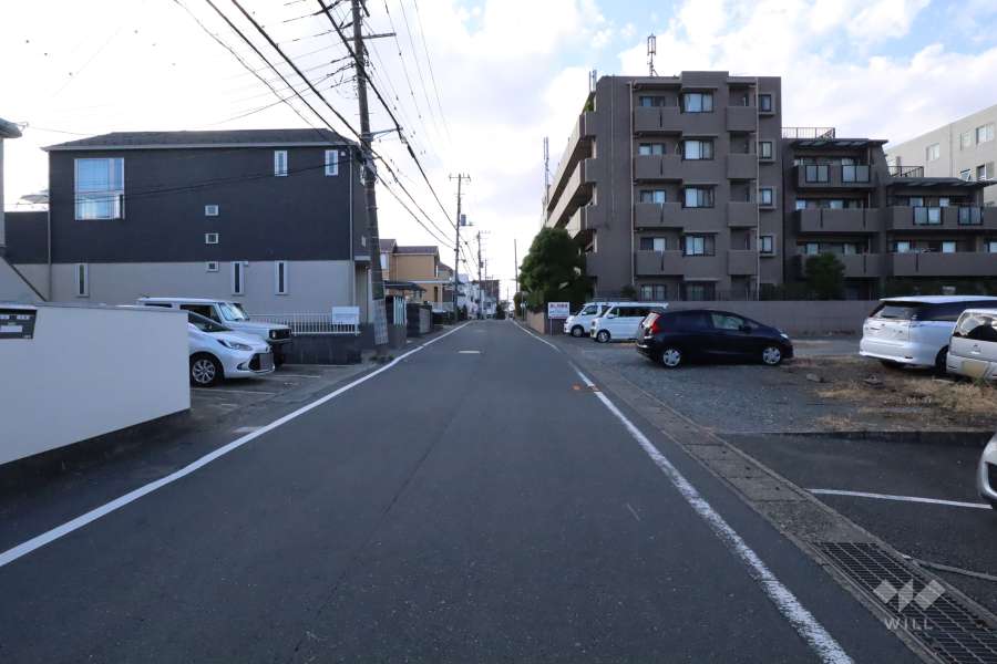 敷地南側の前面道路(東側から)