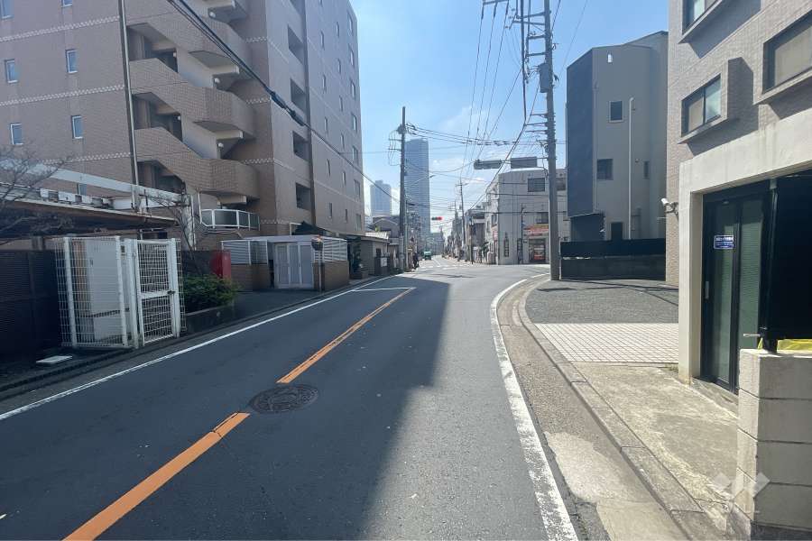 敷地東側の前面道路（北側から）