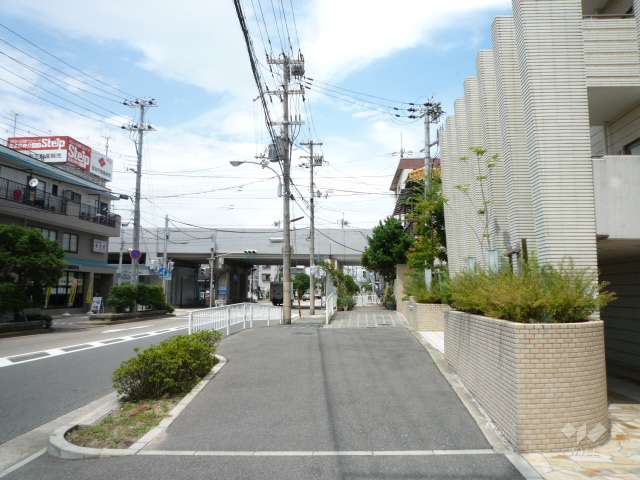 周辺はマンションや一戸建てが混在する住宅地です。