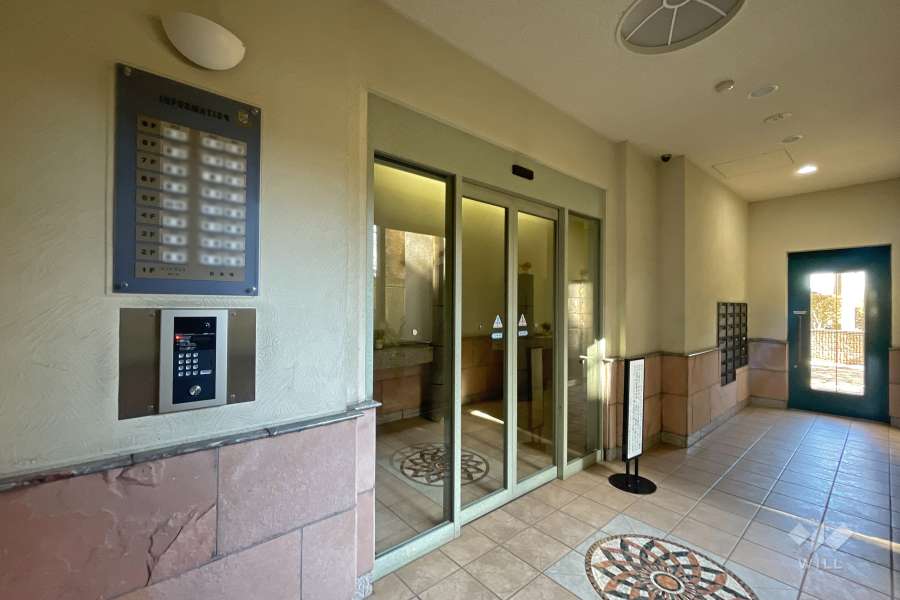 エントランスはオートロック付きです。