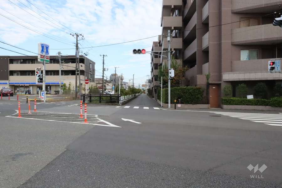 敷地北東側の前面道路(北西側から)