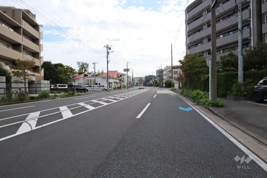 敷地北西側の前面道路(北東側から)