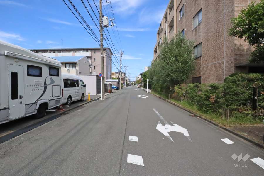 敷地西側の前面道路