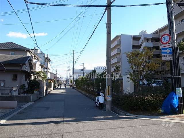 敷地北側の前面道路。敷地の南、西、北の3方が接道しています。