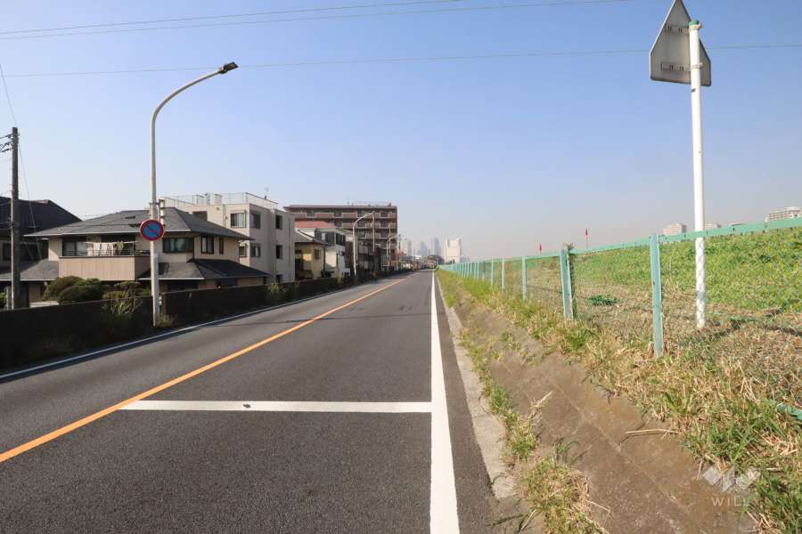 敷地北東側の前面道路(南東側から)