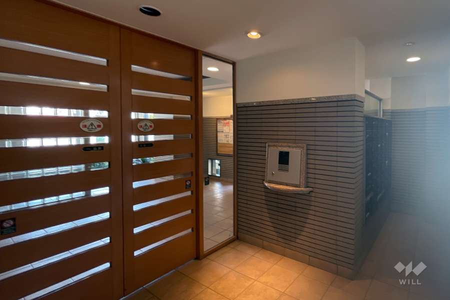 エントランスはオートロック付きです。