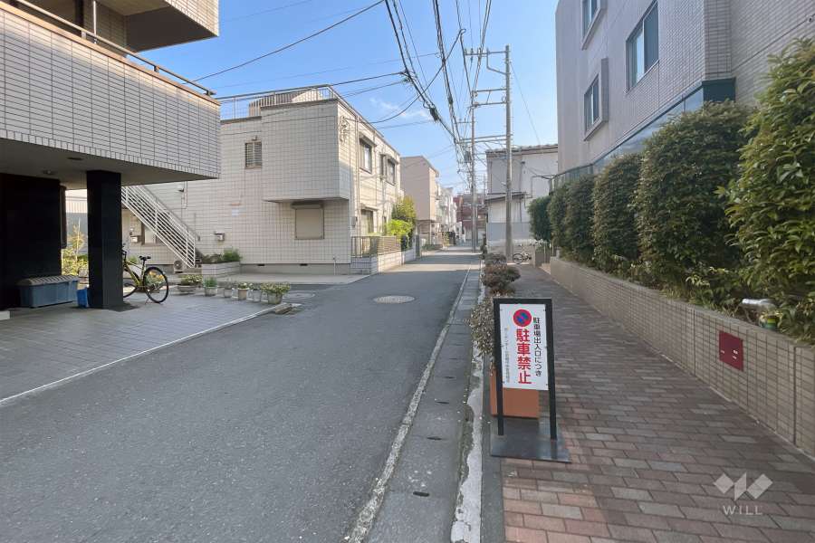 敷地東側の前面道路（北側から）